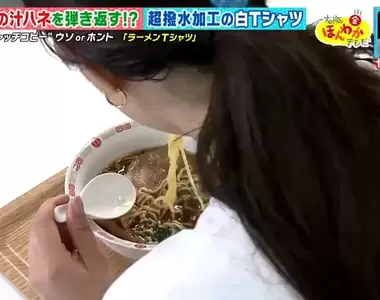 《拉麵愛好者的救世主》拉麵狂發明超撥水T恤 盡情吸麵亂噴也不怕湯汁洗不掉