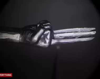 《金鋼狼鉛筆雕刻》藝術家專注在筆芯上面做出各種造型