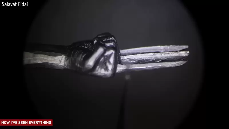 《金鋼狼鉛筆雕刻》藝術家專注在筆芯上面做出各種造型