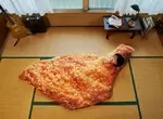日本摩斯漢堡推出《超巨炸雞睡袋》只抽不賣的話題商品,冬天就想鑽進去體驗暖烘烘的感受 日本摩斯漢堡推出《超巨炸雞睡袋》只抽不賣的話題商品,冬天就想鑽進去體驗暖烘烘的感受