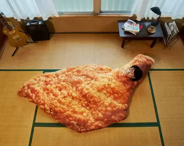 日本摩斯漢堡推出《超巨炸雞睡袋》只抽不賣的話題商品,冬天就想鑽進去體驗暖烘烘的感受