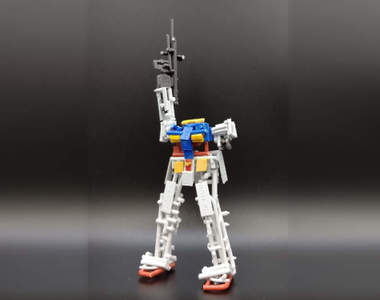 鋼普拉活用術《用廢棄支架做出一台鋼彈》這種方式搭出來的機器人，難度恐怕比組模型還要高