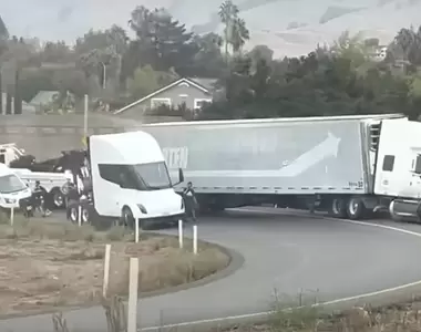 Tesla純電卡車《Semi》交貨前的測試出車禍,特斯拉2017年亮相後、到現在命運多舛!