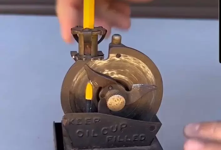 《手裏劍削鉛筆機》1920年代的產品怎麼用起來有點帥? 《手裏劍削鉛筆機》1920年代的產品怎麼用起來有點帥?