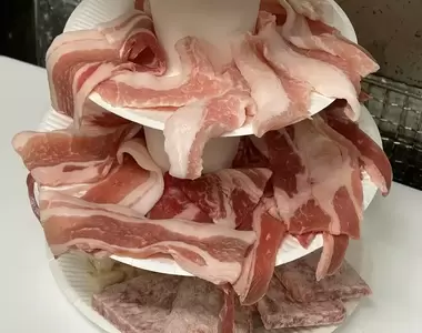 《自製免洗多層烤肉塔》瞬間讓平凡烤肉變得超豪華 但是倒塌的風險請自負……