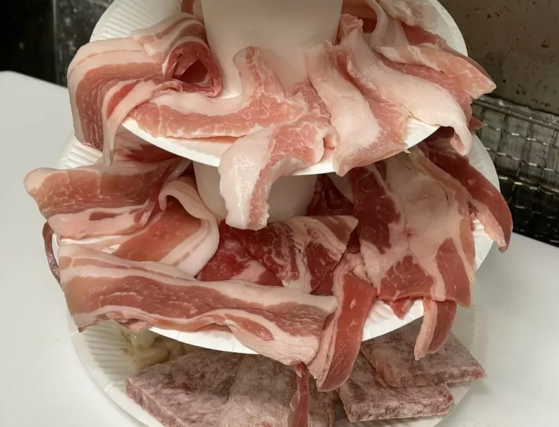 《自製免洗多層烤肉塔》瞬間讓平凡烤肉變得超豪華 但是倒塌的風險請自負…… 《自製免洗多層烤肉塔》瞬間讓平凡烤肉變得超豪華 但是倒塌的風險請自負……