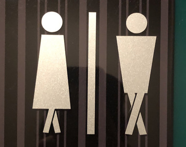 《知名作家批評廁所設計》取消紅藍顏色區別男女很糟糕？趕著上廁所的時候肯定會出事