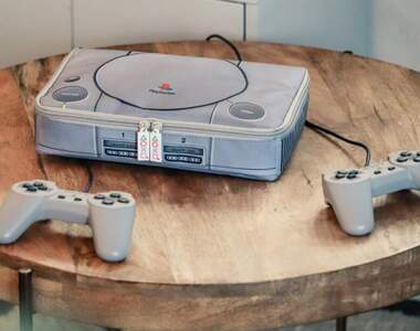 寶島社推出《PlayStation原寸大小收納包》黑、藍兩種配色預計6月13日發售