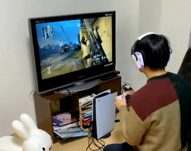 《被懷疑造假的PS5玩家》電視節目訪問決勝時刻粉絲 日本網友吐槽家中景象處處不自然