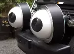 東大講師建議汽車加上《大眼睛》可以讓行車更安全,讓汽車與與行人進行有效的互動! 東大講師建議汽車加上《大眼睛》可以讓行車更安全,讓汽車與與行人進行有效的互動!