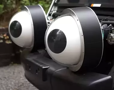 東大講師建議汽車加上《大眼睛》可以讓行車更安全，讓汽車與與行人進行有效的互動！