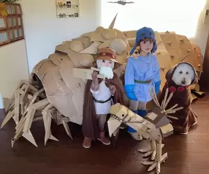 一家人齊心製作的《萬聖節風之谷Cosplay》小小娜烏西卡跟猶巴看起來可愛極惹❤