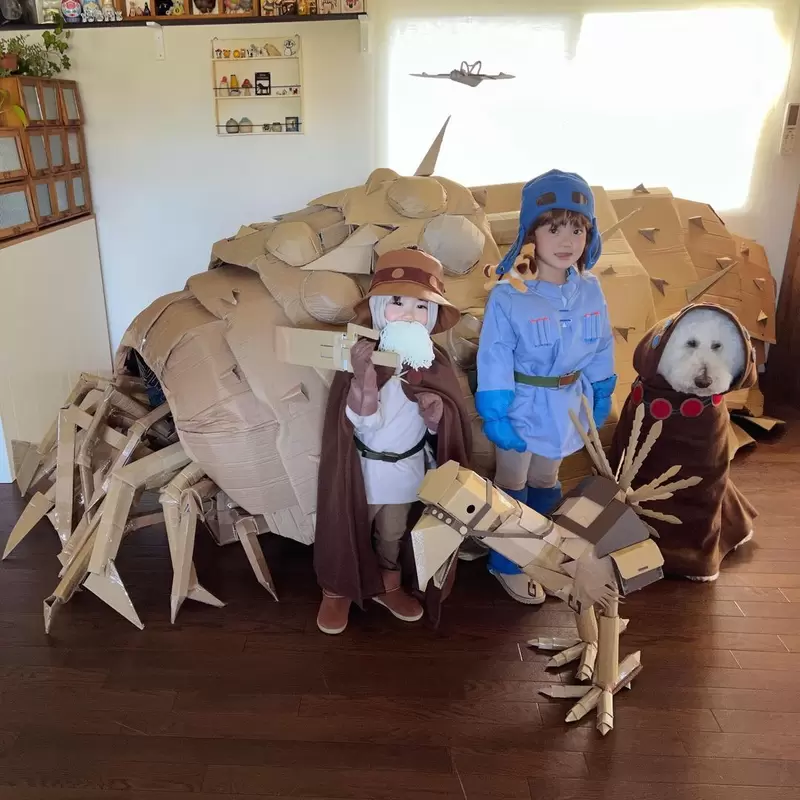 一家人齊心製作的《萬聖節風之谷Cosplay》小小娜烏西卡跟猶巴看起來可愛極惹❤