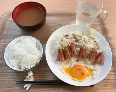 《每天都會上傳晚餐好好吃的推特帳號》看著看著都想吃一份香腸章魚定食了說(口水)