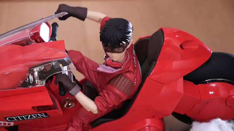 用停格動畫重現《AKIRA金田正太郎摩托車煞車名場面》絲滑流暢的畫面讓人想像不到這是Stop motion拍出來的啊