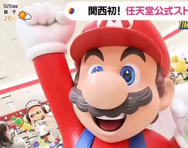 《任天堂大阪旗艦店開幕》關西粉絲搶頭香掃貨 逛完再去旁邊的卡普空咖啡喝一杯