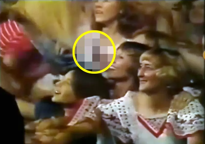 1977年《貓王》最後一場演唱會，竟然出現智慧型手機？莫非是穿越時空的鐵證？