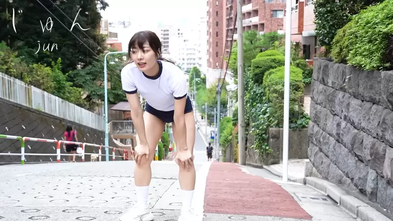 借鑑全力坂精神的《全力布魯馬》穿著藍色小短褲的女孩在上坡路段奔馳中 借鑑全力坂精神的《全力布魯馬》穿著藍色小短褲的女孩在上坡路段奔馳中