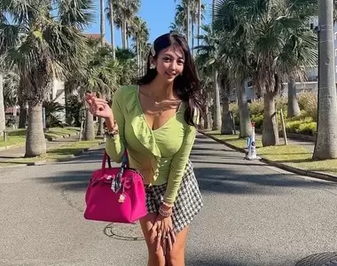 網友分享《發現了一位身材超好的美女》這身高比例應該算是幾頭身讓我猶豫惹?