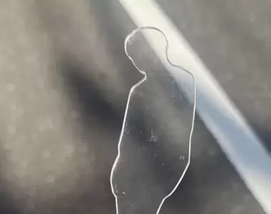 《壓克力人形立牌的悲劇》偶像被酒精洗得面目全非 出門拍照如何攜帶最安全?