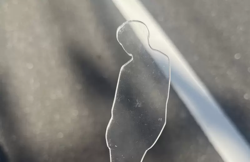 《壓克力人形立牌的悲劇》偶像被酒精洗得面目全非 出門拍照如何攜帶最安全? 《壓克力人形立牌的悲劇》偶像被酒精洗得面目全非 出門拍照如何攜帶最安全?