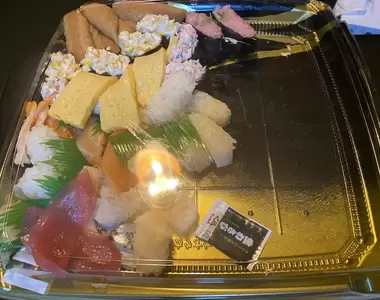 《叫壽司外送就會變這樣》魚飯分解弄得一團糟 問題是出在餐廳、外送員還是點餐的人？