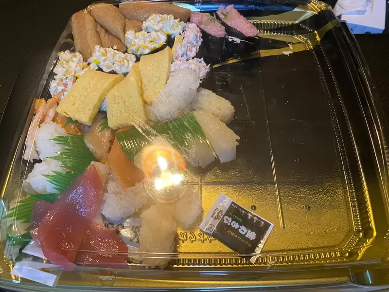 《叫壽司外送就會變這樣》魚飯分解弄得一團糟 問題是出在餐廳、外送員還是點餐的人? 《叫壽司外送就會變這樣》魚飯分解弄得一團糟 問題是出在餐廳、外送員還是點餐的人?