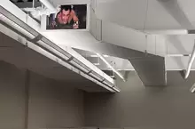 網友分享《路上看見人們的惡作劇》通風管貼一張終極警探的圖，這個好笑但懂這個梗感覺老好多QQ