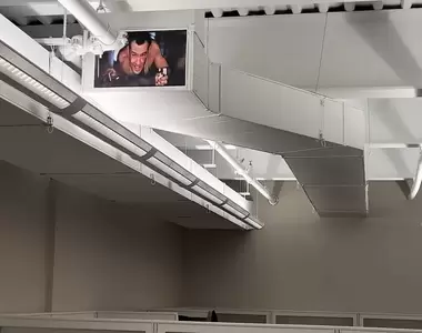 網友分享《路上看見人們的惡作劇》通風管貼一張終極警探的圖，這個好笑但懂這個梗感覺老好多QQ