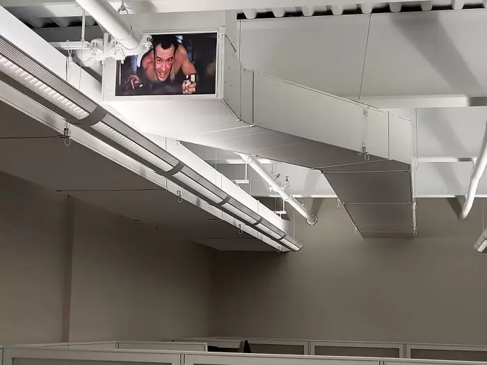 網友分享《路上看見人們的惡作劇》通風管貼一張終極警探的圖,這個好笑但懂這個梗感覺老好多QQ 網友分享《路上看見人們的惡作劇》通風管貼一張終極警探的圖,這個好笑但懂這個梗感覺老好多QQ