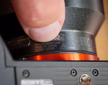因為一張貼紙《SONY》被告上法院,因為鏡頭的序號貼品質太差,小偷甚至可以輕鬆銷贓?