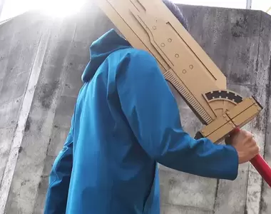 達人手做《最終幻想7 克勞德組合劍》硬紙板製作又帥又好拿,而且還能還原動畫電影中分離組合模式