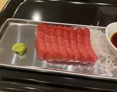《一坪270萬的鮪魚生魚片》土豪地主開好玩的店 廉價金屬托盤毀了整體的美感?