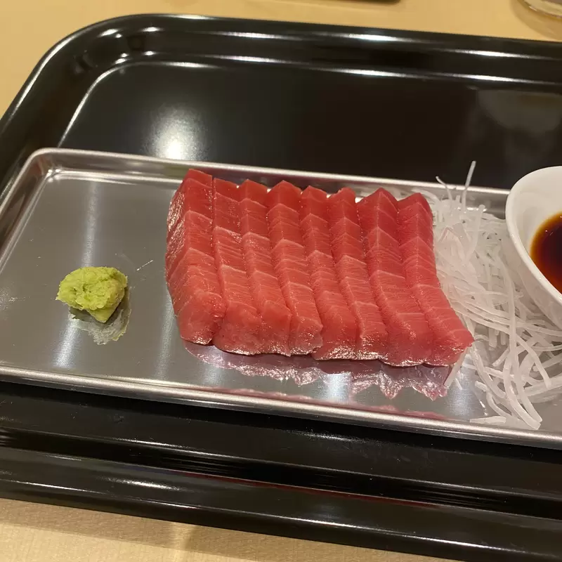 《一坪270萬的鮪魚生魚片》土豪地主開好玩的店 廉價金屬托盤毀了整體的美感？