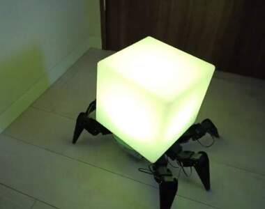 網友製作《六足行走床邊燈》這樣晚上起床上廁所不用怕...確定嗎？