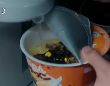 《泡麵沒蓋好的日劇》吸走了所有觀眾的注意力 比起劇情大家更擔心麵會泡不好