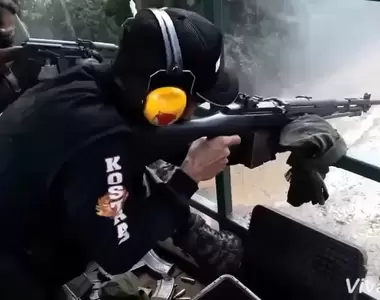 《印尼軍方的訓練風景》有一堆阿兵哥在上面打手槍,底下的士兵還要在泥地中匍匐前進