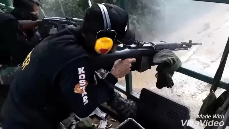 《印尼軍方的訓練風景》有一堆阿兵哥在上面打手槍,底下的士兵還要在泥地中匍匐前進 《印尼軍方的訓練風景》有一堆阿兵哥在上面打手槍,底下的士兵還要在泥地中匍匐前進