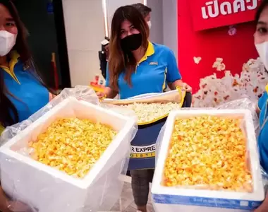 泰國影院推出《爆米花無限吃活動》支付指定金額就可以自帶容器裝爆米花,想裝多少就裝多少