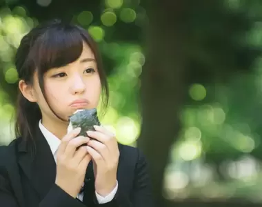 跟後輩說《買三種不同的飯糰回來》結果還真的買來三種不同的飯糰...只是跟想像的不一樣!?