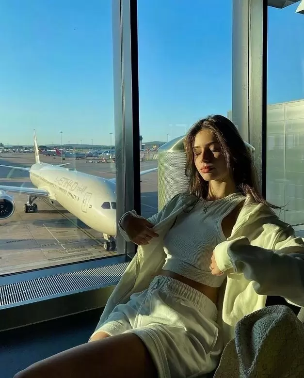 女子搭飛機把腳伸向前座把手結果《腳腳被塗鴉》上網討拍結果被網友嘴爆