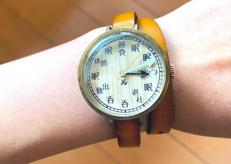 趣味商品《沒精神上班族專用錶》重點只看5點那段，因為那是下班時間XD