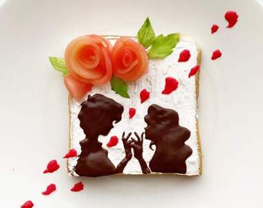 《美少女戰士吐司藝術》用巧克力筆與水果搭配的漂亮畫面