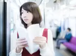 《新宿車站詭異廣播》不想被癡漢騷擾請移至後面車廂,現場男性只能露出尷尬的表情 《新宿車站詭異廣播》不想被癡漢騷擾請移至後面車廂,現場男性只能露出尷尬的表情