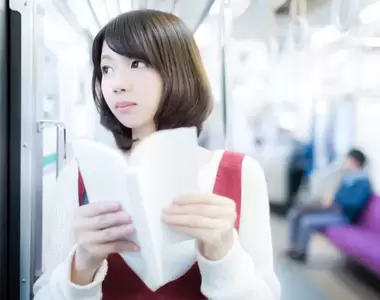 《新宿車站詭異廣播》不想被癡漢騷擾請移至後面車廂,現場男性只能露出尷尬的表情
