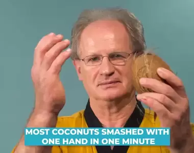 世界最強手刀哥《Muhamed Kahrimanovic》單手能夠一分鐘砸碎148個椰子超級猛