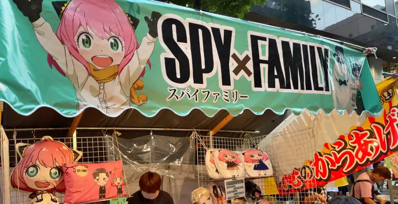 《從夜市看間諜家家酒的高人氣》京都祭典出現專賣盜版貨攤位 想當年鬼滅之刃也遭殃…… 《從夜市看間諜家家酒的高人氣》京都祭典出現專賣盜版貨攤位 想當年鬼滅之刃也遭殃……