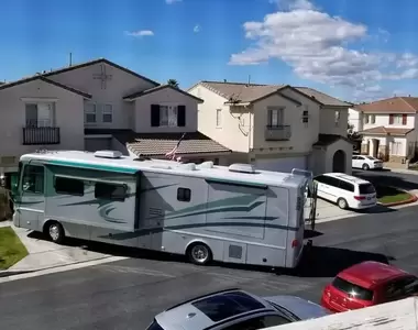 網友分享《遇到各種惡鄰居的狀況》把整個車道當成自己家，這種遇到也是傻眼惹