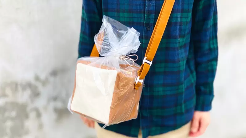 《整條吐司側背包》走過路過旁人必定回頭看你的吸睛包包 《整條吐司側背包》走過路過旁人必定回頭看你的吸睛包包