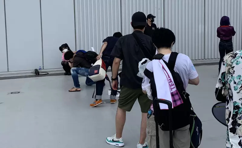 《COSPLAY從眾實驗》先找兩三個暗樁排隊炒人氣 就會吸引更多人想來找你拍照了? 《COSPLAY從眾實驗》先找兩三個暗樁排隊炒人氣 就會吸引更多人想來找你拍照了?